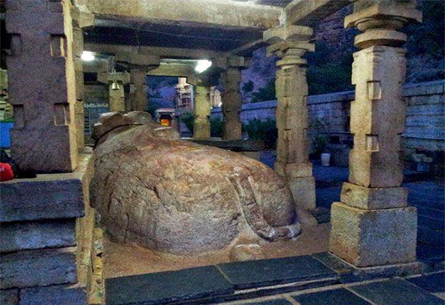 Bức tượng Nandi được đặt ở đây cứ ngày một tăng trưởng về kích thước trong suốt những năm qua.