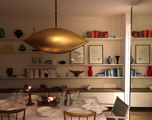 Interior design di attico con lampade catellani e smith carta da parati e arredi su misura