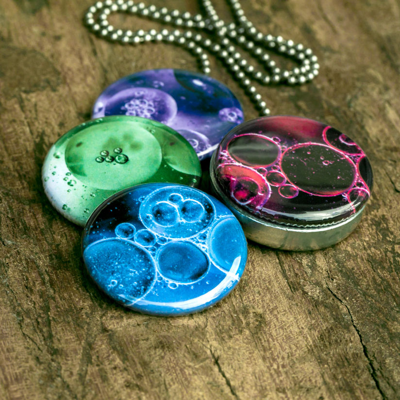 Thumbnail: Een kleurrijk kunst amulet waar je een afbeelding van je dierbare in kan bewaren wat het een persoonlijk cadeau maakt.