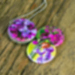 Het seringen medaillon is gebaseerd op de natuur en is een eco vriendelijke ketting door de verwisselbare hangers.