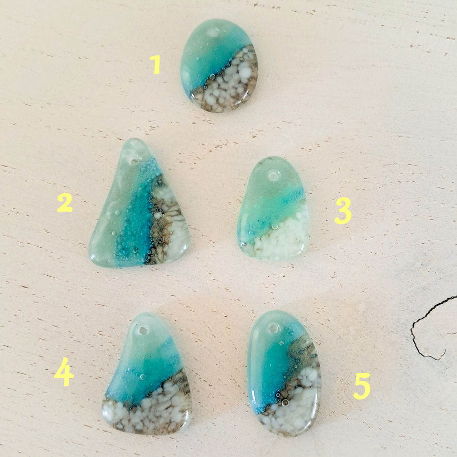 Vijf verschildedende hangers van gefuseerd glas in aqua azuur blauw en wit, zeegezicht.