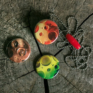 Een herfst kleurige medaillon ketting voor kinderen die last hebben van heimwee, verlatingsangst of scheidingsangst van Lady Nature