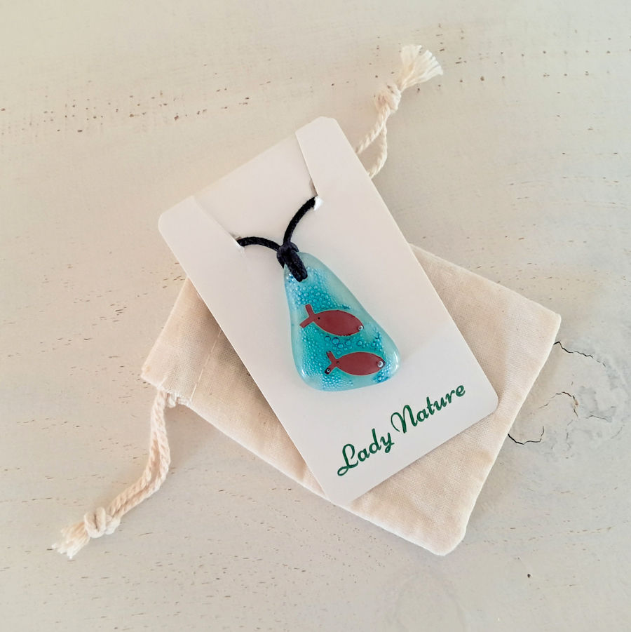 Thumbnail: Aquablauwe hanger van gefuseerd glas, in het glas zitten twee rode visjes en veel kleine belletjes.