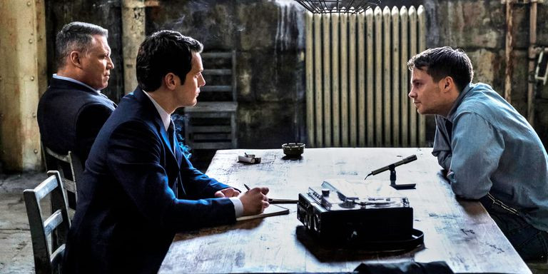 FBI Agents Tench and Ford interviewing prisoner, Mindhunter, Netflix