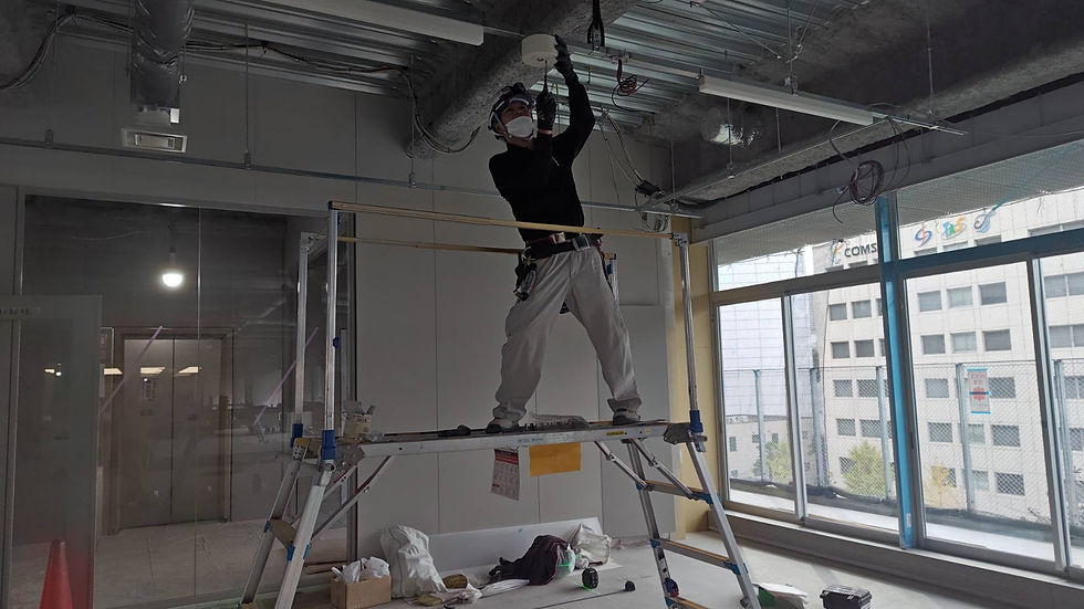 【現場レポート】高所作業車で行うレースウェイ(器具付け)作業に密着!