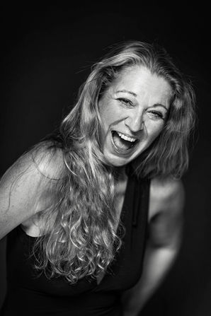 Lachende Frau, Schwarz-Weiß-Fotografie, Menschenfotografie, ausdrucksstark, JulianeNaumannPhoto