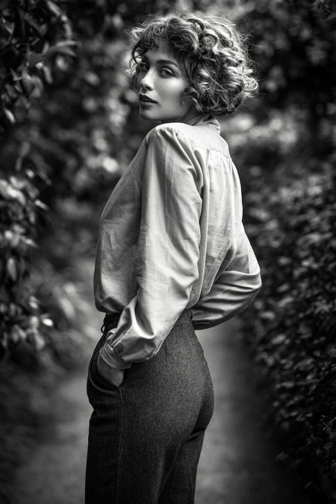 Schwarz-weiß-Porträt einer Frau im Garten