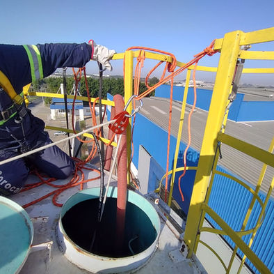 Limpeza em espaço confinado e altura