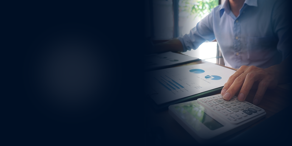 pessoa mexendo com calculadora e documentos