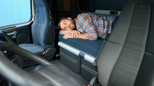 Dirigir cansado não é coragem, é risco: o que a Lei do Motorista garante de descanso pra você