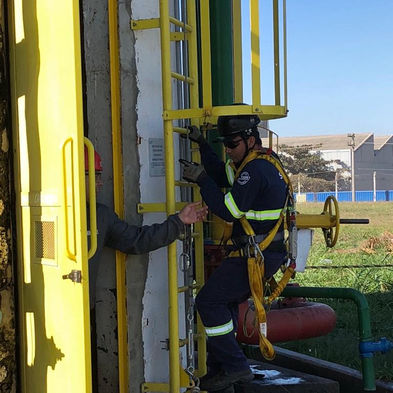 Limpeza em espaço confinado e altura