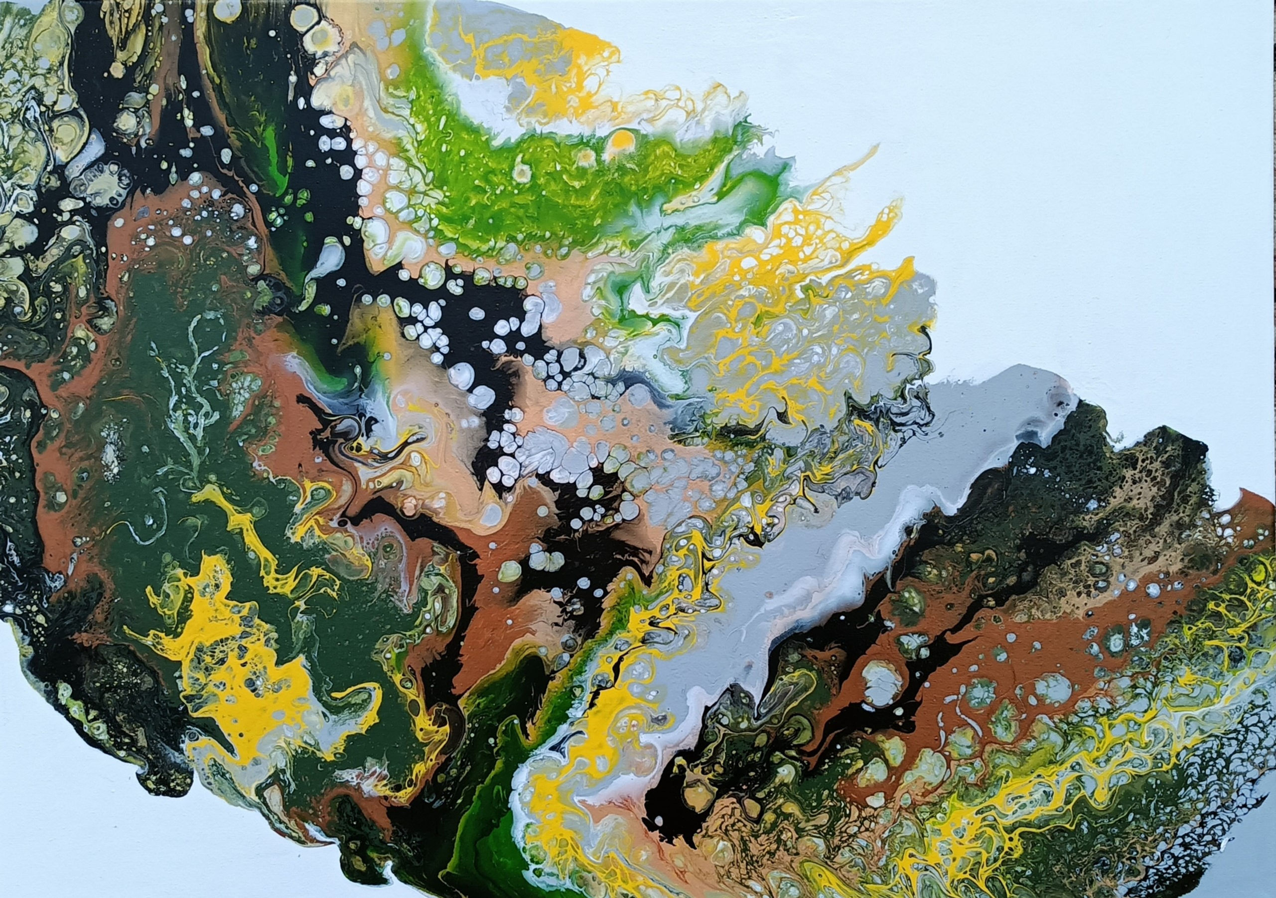 Картина с уникальным сочетанием зеленых, желтых, коричневых и белых оттенков, создающих ощущение движения и энергии.