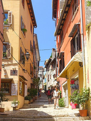 kleurrijk steegje Rovinj