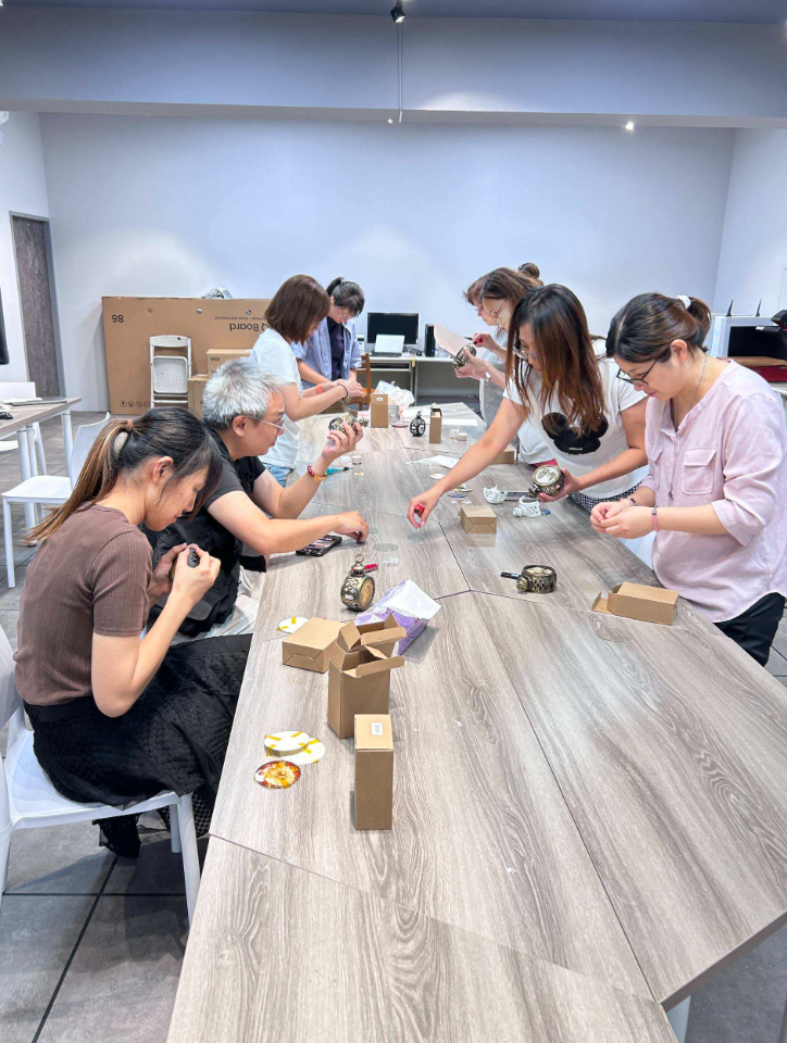 聖心高中教師圍桌共同製作文創作品