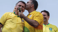 Jair Bolsonaro e Flávio e protesto na Avenida Paulista. Reprodução Internet.