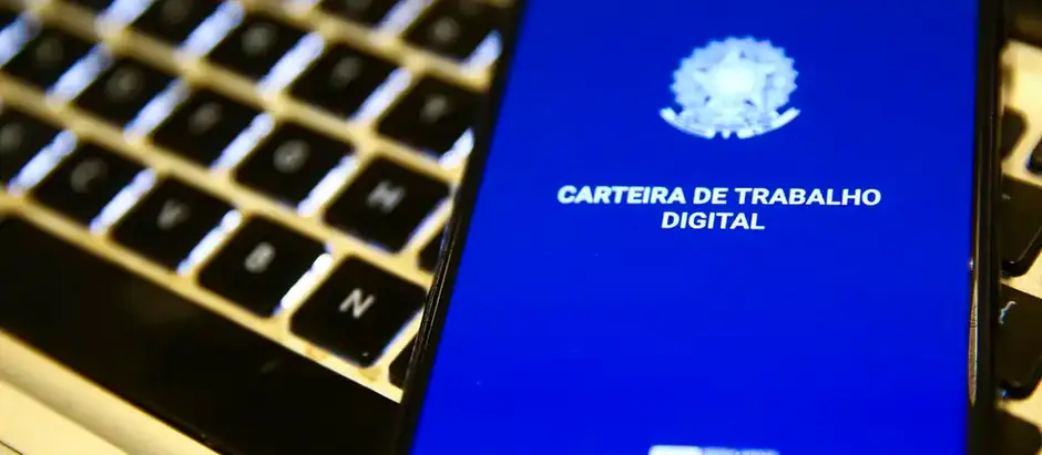 carteira de trabalho digital sobre teclado de computador
