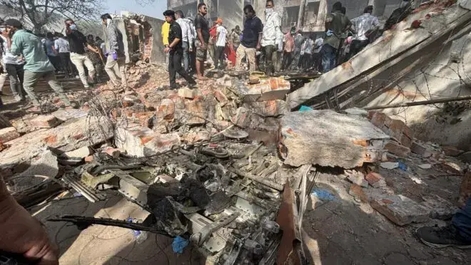 Queda de avião na Índia: um sobrevivente resiste à tragédia