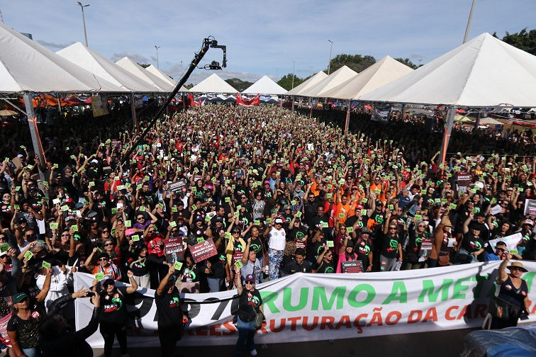 Professores da rede pública se manifestam em frente ao Buriti