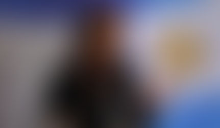 cristina kirchner com bandeira da argentina ao fundo