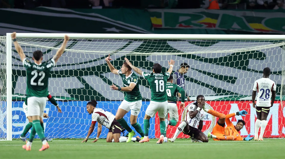 Bruno Fuchs comemora o segundo gol do Palmeiras sobre a LDU na semifinal da Libertadores • Alexandre Schneider/Getty Images