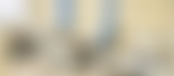 a imagem mostra três macas enfileiradas em hospital público