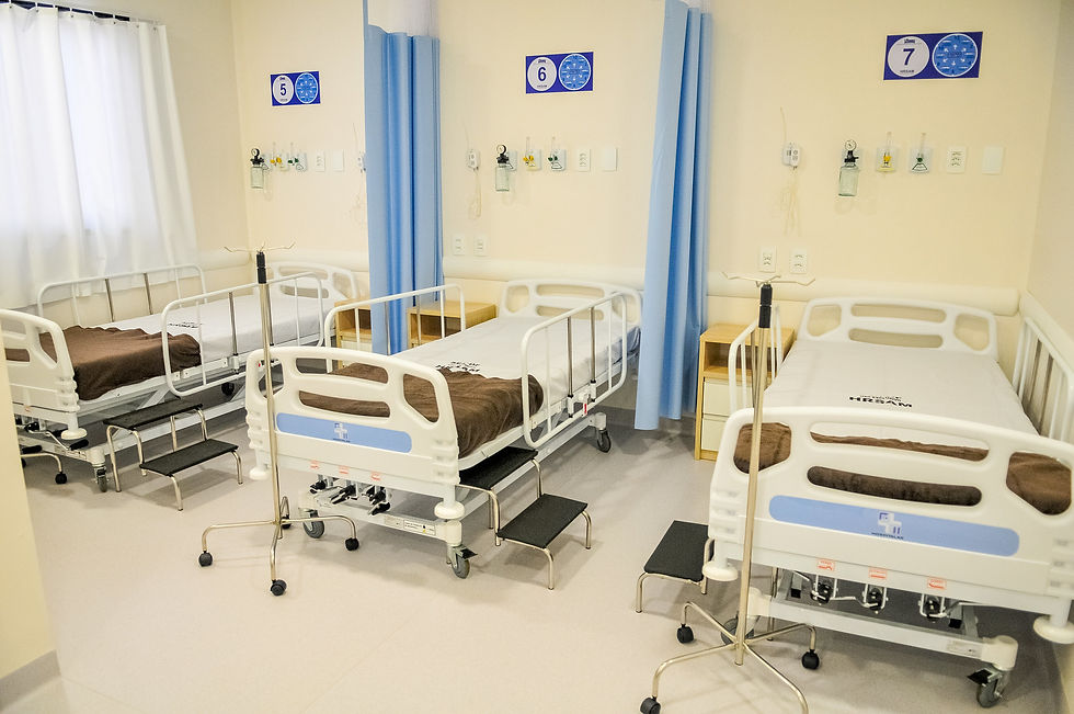 Macas de hospital púbico enfileiradas
