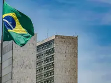 Brasília (DF), 11/10/2023, Bandeira do Brasil com as torres do Congresso Nacional, na Esplanada dos Ministérios em Brasília. Foto: Rafa Neddermeyer/Agência Brasil