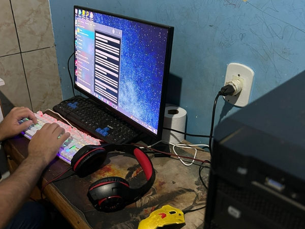 Com apoio do Governo dos EUA e da Polícia Federal, a PCDF apreendeu celular e computador do suspeito para perícia | Foto: Divulgação - PCDF