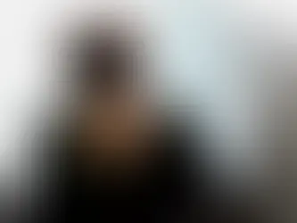 Adriana Villela, de óculos escuros, colar de bolinhas e roupa preta subindo as escadas do TJDFT