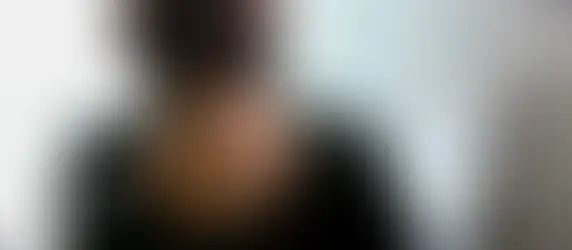 Adriana Villela, de óculos escuros, colar de bolinhas e roupa preta subindo as escadas do TJDFT