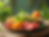 Visão aérea de uma mesa farta com ingredientes frescos, como frutas vibrantes, folhas verd