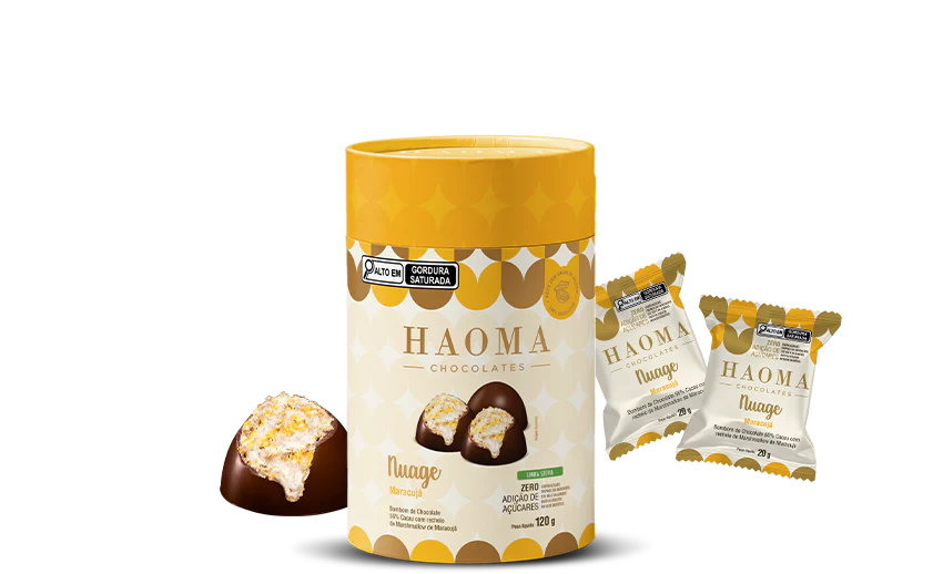 Imagem de caixa de chocolate Haoma Nuage com bombons ao lado, destacando sua embalagem amarelo e branco e sabor napolitano, ideal para quem busca opções doces.