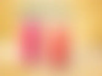 Duas bebidas de Frozen Lemonade com morango em copos altos, destaque para a refrescância das bebidas com cores vibrantes. Ideal para dias quentes.