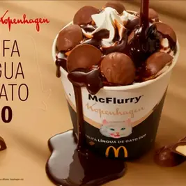 Close do sorvete McFlurry Trufa Língua de Gato Duo com calda de chocolate e pedaços de chocolate Kopenhagen.