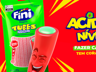 Imagem de uma embalagem de geladinho Fini com balas de ursinho e uma frase divertida sobre aventura e coragem, incentivando a fazer careta. Ideal para quem busca diversão e sabor.