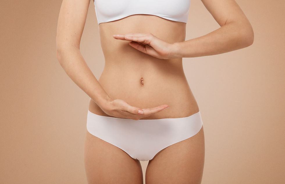 mulher magra de calcinha e sutiã em posição frontal, dando destaque para o abdomen e suas mãos fazendo formato de concha destacando sua barriga