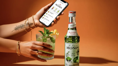 Bartender Virtual Monin criando um coquetel inovador com xaropes premium da Monin.