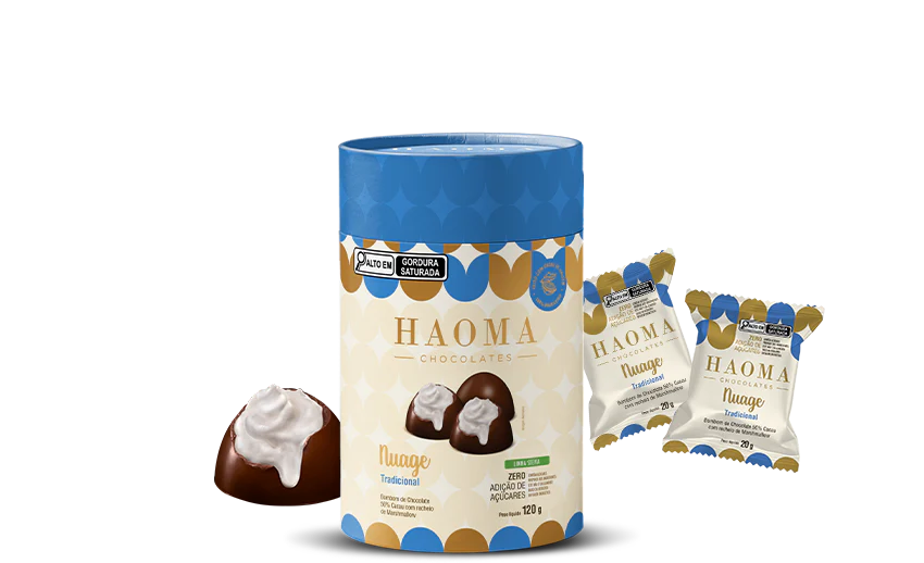 Imagem de caixa de chocolates Haoma Nuage Tradicional ao lado de duas porções de chocolate com recheio cremoso e embalagem de sachês individuais, destacando a qualidade sem gordura saturada e zero adição de açúcares, ideal para quem busca sabor com saúde.
