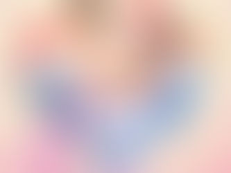 Três copos de milkshake Johnny Joy com sabores diferentes, decorados com corações, e uma ilustração de coração feita com chocolate e morango ao fundo, com tema romântico e divertido.