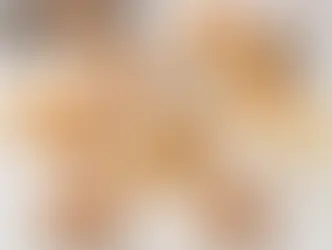 uma mesa grande e cheia, com variados pães de croissant recheados e pates