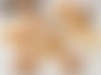 uma mesa grande e cheia, com variados pães de croissant recheados e pates