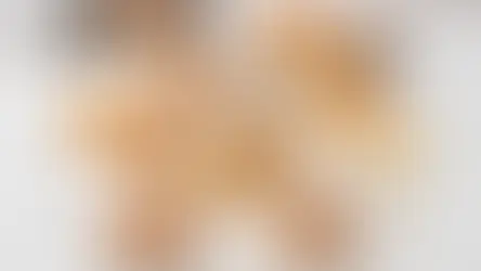 uma mesa grande e cheia, com variados pães de croissant recheados e pates