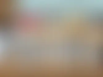 Variedade de 5 copos de sobremesas saborosas, apresentando diferentes ingredientes como chocolate, morango, brigadeiro, nozes e brownie, em copos de papel com logo 'Just S'Mores' e colher de wafer.