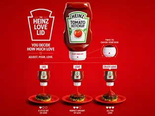 Garrafa Heinz de ketchup com tampa ajustável, fundo vermelho; texto Love, Like e Crazy Love mostra doses em hambúrgueres.