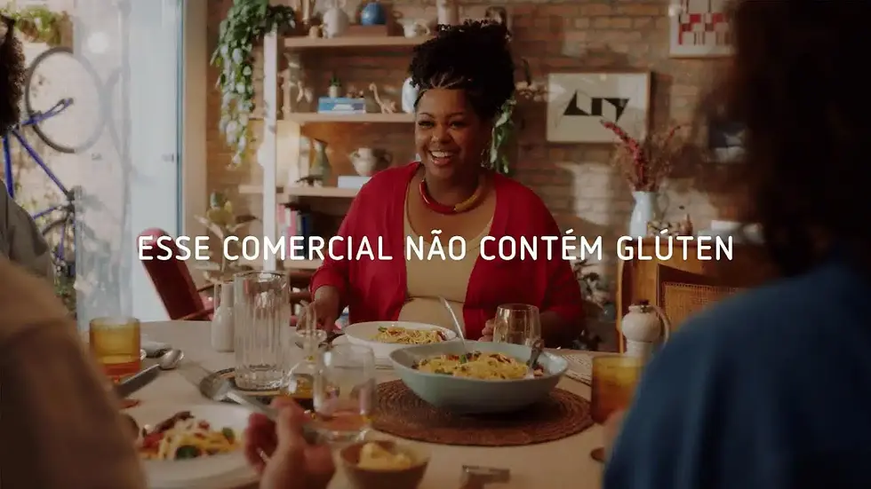 Mulher sorridente com grupo de pessoas jantando em uma mesa bem decorada, com comida italiana, na casa de modo aconchegante e moderna.