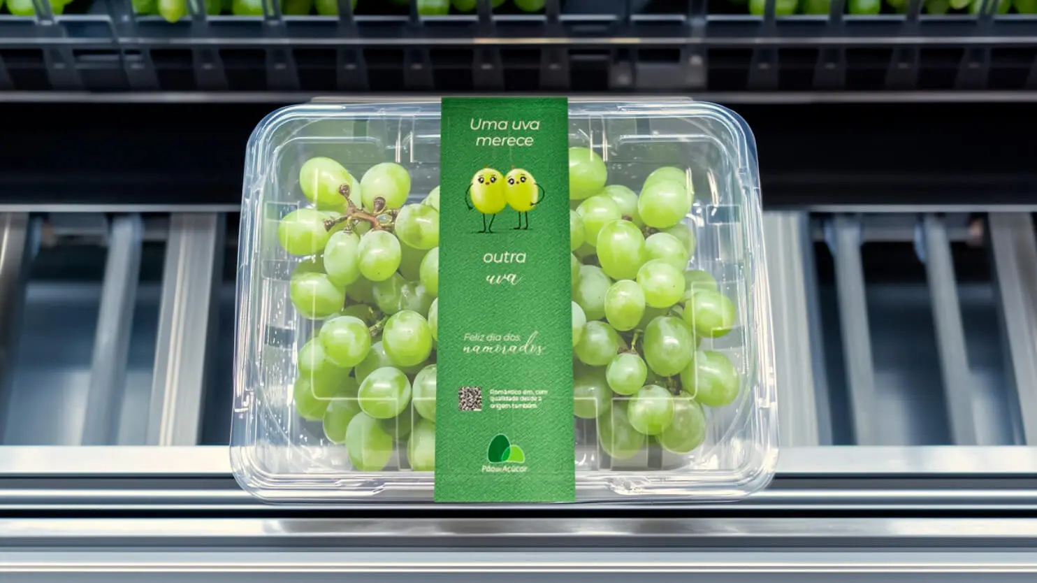 Caixa com uvas verdes frescas e suculentas, destacando sua qualidade e frescor, disponíveis para consumo. Ideal para quem busca uma fruta saudável e deliciosa.