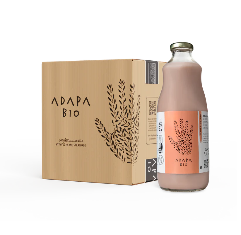 Imagem de um pacote e uma garrafa de Adapa Bio com rótulo orgânico, destaque para o design natural e sustentável, voltados para alimentação consciente e ancestralidade.