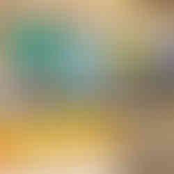 Fachada moderna de loja de fast food com painéis de menu digitais, balcão de atendimento amarelo, cadeiras e mesas para clientes em shopping de São Paulo