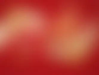 Biscoito Nestlé Choco Biscuits com recheio de chocolate branco, degustado com leite, destaque para embalagem vermelha, fundo vermelho vibrante e biscoitos ao redor.