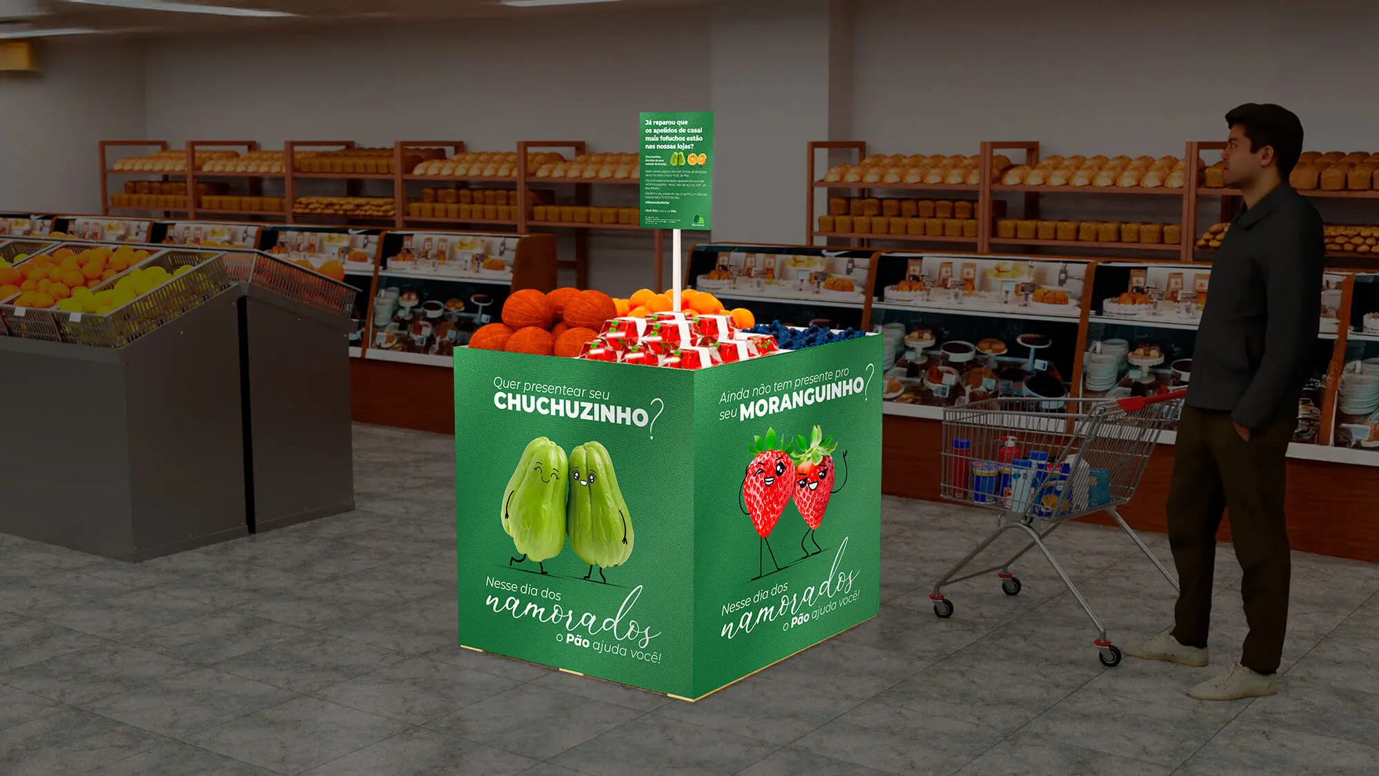 Homem no supermercado observando frutas em display promocional. Destaque para hortaliças em destaque, como chuchu e morango, com sinal promocional. Ambiente de supermercado bem iluminado com prateleiras de produtos ao fundo.